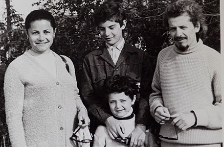 1973. יוג'ין קנדל (14, במרכז) עם אחיו לאוניד (6) והוריו פליקס ותמרה בחצי האי קרים