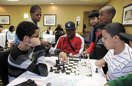 חברי נבחרת השחמט שמפעילה אליזבת שפיגל בבי"ס מוחלש  בברוקלין. "ללמד שחמט זה ללמד את ההרגלים שהולכים עם החשיבה"
