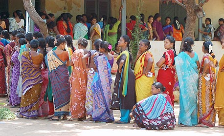 נשים בסארי בתור לקלפי. הקישוטים הפופולריים כיום מתאימים יותר למשי הפשוט שנארג במכונות חשמליות מאשר לאריגת היד, שמרקמה מורכב יותר