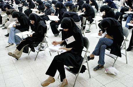 תלמידי תיכון איראנים בבחינת קבלה לאוניברסיטאות. גוגל, יאהו ודומותיהן מעסיקות מאות בוגרים