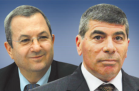 מימין: הרמטכ"ל לשעבר גבי אשכנזי ושר הביטחון לשעבר אהוד ברק