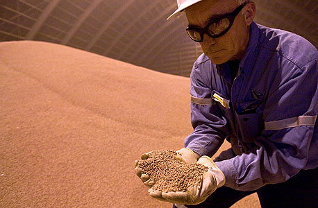 כורה עובד במכרה של BHP, צילום: בלומברג