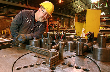 פועל במפעל הפלדה של נוקור, צילום: בלומברג
