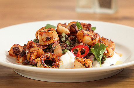 קלמרי צרוב על סלט עדשים שחורות