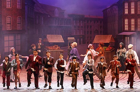 משתתפי המחזמר אוליבר טוויסט. מקינטוש: "הצלחנו לייצר סיפורים שהיו להם צידוק והכרה בהרבה מאוד שפות וארצות