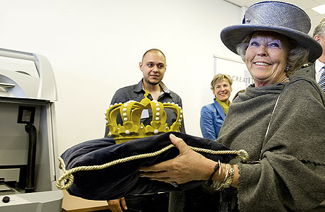 מלכת הולנד ביאטריקס עם כתר שהודפס במדפסת תלת־ממדית. רוח המייקרס כבר משפיעה על החברות הגדולות , צילום: אי פי איי 