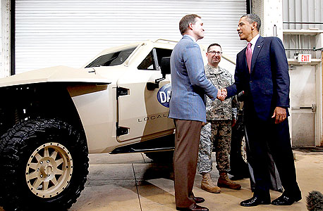 נשיא ארה"ב ברק אובמה מבקר במפעל Local Motors שמפתח כלי רכב, גם ביטחוניים, באמצעות שיתוף הקהל הרחב בתכנון ובעיצוב. אנדרסון: "מוצרים שפותחו כך תמיד יהיו טובים וזולים יותר מאלה שפותחו במעבדות סודיות" 