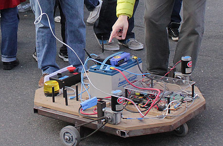 אוטו רובוטי ביריד Maker Faire. קהילה מתרחבת של ממציאים ותיקים וצעירים מכל רחבי העולם