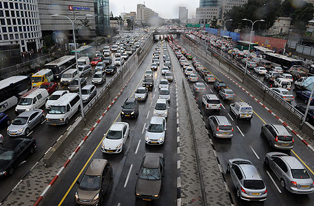 פקקים בישראל (ארכיון). מספר שיא של ישראלים רשאים לנהוג ברכב, צילום: יובל חן
