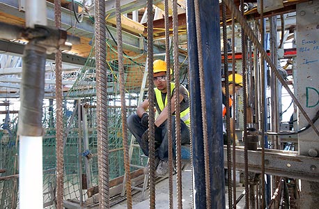 עובדים ישראלים מצטרפים לענף הבנייה, אך הקבלנים מתעקשים על זרים