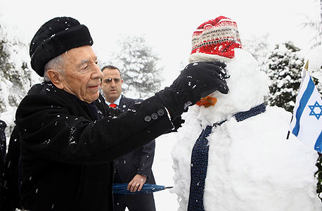 שמעון פרס בונה בובת שלג בבית הנשיא