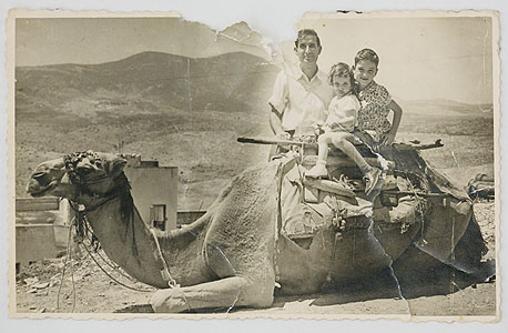 1959. ענת לוין (2, במרכז) עם אחיה מושיקו (7) ואביהם אליעזר בטיול בבאר שבע, צילום: ענר גרין