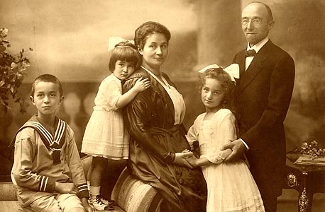 עמנואל ברונר עם הוריו ואחיותיו בגרמניה, 1920. בני המשפחה שנותרו מאחור נספו בשואה.