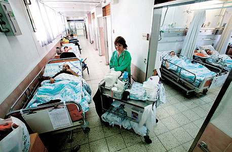 מסדרון בית חולים (ארכיון), צילום: אלעד גרשגורן