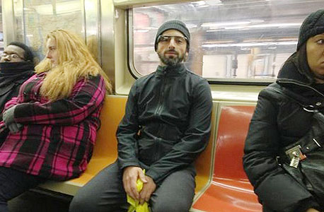 סרגיי ברין, עם משקפי גלאס, ברכבת התחתית בניו יורק
