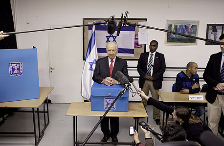 שמעון פרס מצביע בירושלים שמעון פרס מצביע בירושלים