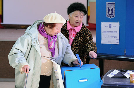 קשישות מצביעות בבחירות האחרונות לכנסת בקרית שמונה  (ארכיון), צילום: אפי שריר