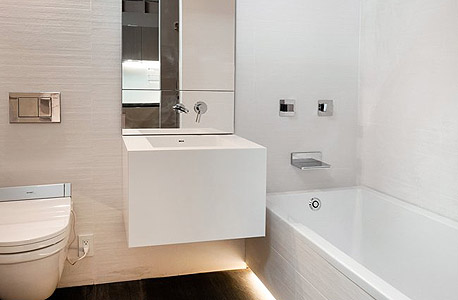המראה והכיור בחדר האמבטיה כוללים גם כן אפשרויות אחסון חבויות 