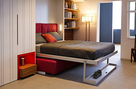 את המיטה אפשר למשוך מטה כך שתישען על הספה ועל מדף תלוי. ניתן להעביר את כריות הספה למיטה