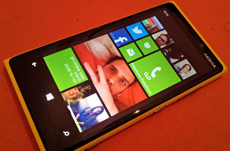 מרשים - אך כבד ויקר. Lumia 920, צילום: ניצן סדן