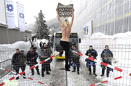 המחאה מתפשטת: פעילות FEMEN מפגינות ללא חולצות בדאבוס