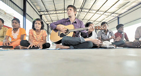 "Blood Brother". הקשר בין אמריקאי וילדים נשאי HIV בהודו