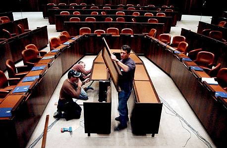התקנת שולחן הממשלה הנוסף עם תחילת כהונת נתניהו השנייה ב-2009, צילום: אלכס קולומויסקי