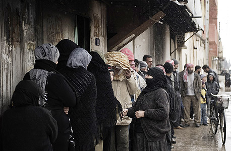 תור לרכישת מזון בסוריה, צילום: איי אף פי