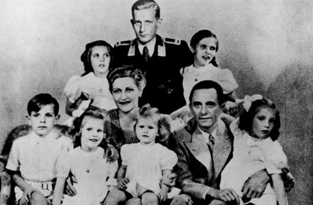 הראלד קאנדט (במדים) עם יוזף ומגדה גבלס וילדיהם של בני הזוג
