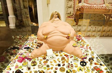 fadwebsite.com. כל סוגי האמנות הפלסטית. בתמונה: Snack Barbie 