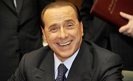  ראש ממשלת איטליה, סילביו ברלוסקוני. נראה שהוא מרוצה יותר מהאזרחים, צילום: בלומברג