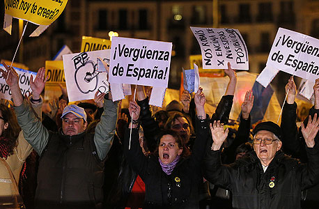 מפגינים ספרדים קוראים להתפטרות ראש הממשלה ראחוי