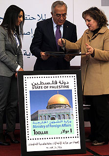 רה"מ הפלסטיני סלאם פיאד (במרכז) בטקס הצגת הבול החדש, צילום: איי אף פי