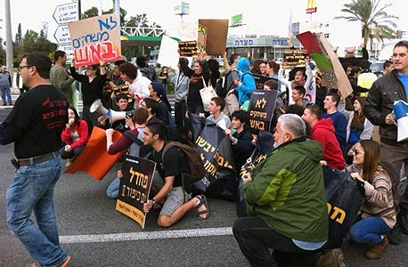הפגנה מול משרד האנרגיה: תושבי השרון דורשים להעביר את מתקני קליטת הגז לים