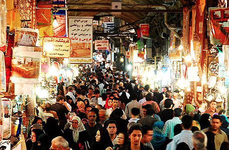 שוק בטהראן. האינפלציה זינקה ב־50% לפחות בשנה האחרונה