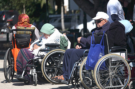 זקנים בכיר המדינה בתל אביב. ב-2030 צפוי להיות קשיש אחד על כל ארבעה ישראלים בגיל העמידה, צילום: אוראל כהן
