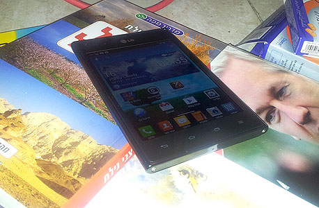 LG סמארטפון אופטימוס VU פאבלט, צילום: ניצן סדן