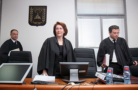 מימין השופט משה סובל, השופטת מוסיה ארד והשופט צבי זילברטל במשפט אולמרט