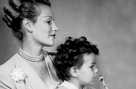 1950. בני פדני, בן שלוש, עם אמו מלוין בתל אביב