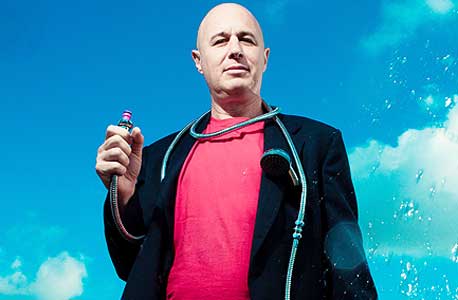 "אם ביל גייטס או וורן באפט הם האנשים הכי עשירים בעולם אז אני רוצה להיות הגבר שגרם להכי הרבה אורגזמות אצל נשים. אני רוצה לשבת פה איתך ובכל שלוק שאני לוקח מהקפה אני יודע שבחורה איפשהו על פני הגלובוס גומרת, אם לא בזכותי אז בעזרתי" "אם ביל גייטס או וורן באפט הם האנשים הכי עשירים בעולם אז אני רוצה להיות הגבר שגרם להכי הרבה אורגזמות אצל נשים. אני רוצה לשבת פה איתך ובכל שלוק שאני לוקח מהקפה אני יודע שבחורה איפשהו על פני הגלובוס גומרת, אם לא בזכותי אז בעזרתי"