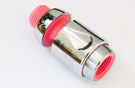 הפרייבט ג'ט. יכול להסתתר בכל צינור דוש, כי הנסייניות ביקשו מוצר נסתר מהעין. "היום אתה מושך את הראש דוש סתם, הגומייה נופלת והמים מתפזרים ואתה לא מקבל את האפקט הנכון" הפרייבט ג'ט. יכול להסתתר בכל צינור דוש, כי הנסייניות ביקשו מוצר נסתר מהעין. "היום אתה מושך את הראש דוש סתם, הגומייה נופלת והמים מתפזרים ואתה לא מקבל את האפקט הנכון"