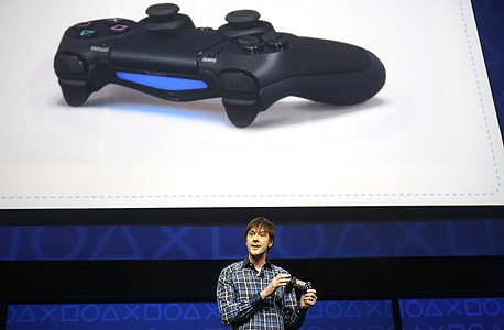 שלט ה-PS4 החדש. מצויד בכפתור שיתוף, צילום: בלומברג