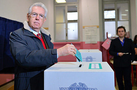 ראש ממשלת איטליה מריו מונטי כשהצביע בבחירות לפרלמנט. "אנו  לא משנים את כיוונה של המדיניות הכלכלית"
