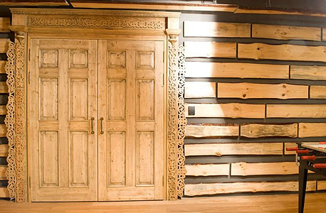 דלת מגולפת בסגנון רוסי מסורתי