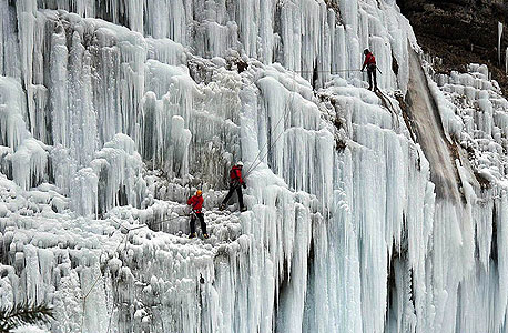 קירות של קרח: מפלים קפואים מרהיבים בעולם