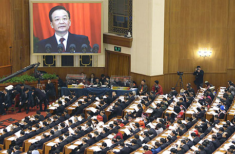 טקס פתיחת מושב הפרלמנט בבייג'ינג. על המסך - וון ג'יה באו