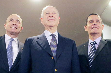 (מימין) שלמה ינאי, פיליפ פרוסט וגררמי לוין. יש ניהול, אין מנהיגות
