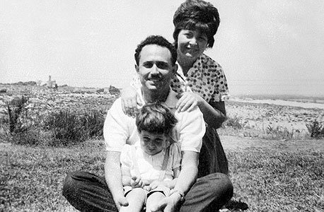 1964. מיכל אביחי (גאון), בת ארבע, עם הוריה רחל ובני בשדות רמת גן