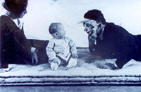 וווטסון עוטה מסיכה בניסיון להפחיד את אלברט (משמאל: רוזלי ריינר). התינוק, שהיה לפי בק עיוור כמעט לחלוטין, לא נרתע כלל 