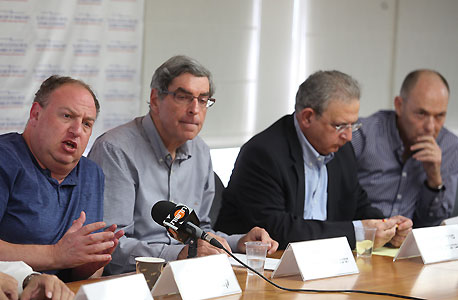 מימין גבי רוטר, סולי סקאל, יורם דר והראל ויזל במסיבת עיתונאים התאחדות התעשיינים
